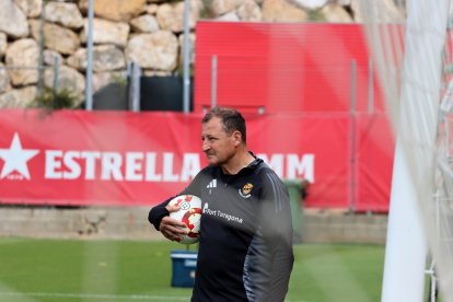 El membre del cos tècnic del Nàstic, Juan Vizcaíno, durant un entrenament d’aquesta temporada.