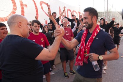 Dani Vidal saludant a un aficionat després de ser rebut amb càntics de suport en la seva sortida de la roda de premsa.