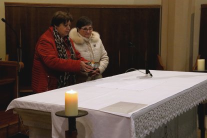 Concepció Motlló i Rosa Maria Sánchez, laiques en missió pastoral, subjecten un calze.