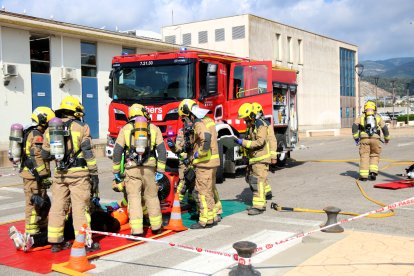 Els bombers atenen un dels ferits en el simulacre al port de la Ràpita
