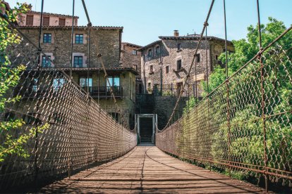 Imagen de archivo del puente colgante de madera de Rupit.