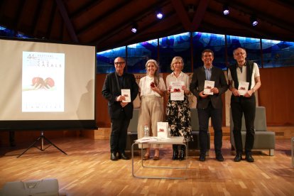 El director general de la Fundació Pau Casals, Jordi Pardo; l'alcalde del Vendrell, Kenneth Martínez; i el director artístic del Festival Internacional de Música Pau Casals, Bernard Meillat, entre altres, en la presentació de la 44a edició.