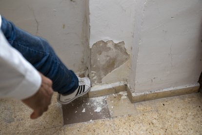Les parets del local de l’Associació Gitana de Campclar presenten signes de desgast, algunes portes estan trencades i els llums del sostre se sostenen amb brides.