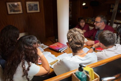 Un grup d’adolescents en el viatge a bord del veler Onas per la Costa Brava.