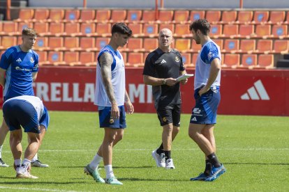 L’entrenador del Nàstic, Luis César, dirigint un entrenament al Nou Estadi.