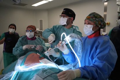 La tècnica ha estat possible gràcies als serveis de Neurocirurgia i Cirurgia Toràcica.