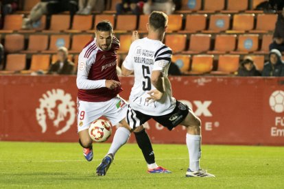 Antoñín Cortés driblant un defensor de la Gimnástica Segoviana en el partit al Nou Estadi.