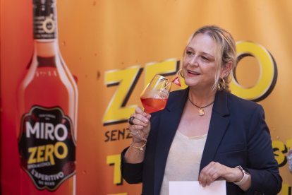 Fotografia de la directora comercial general de Miró Vermouth, Montserrat Caelles, amb una copa de Miró Zero a la mà.
