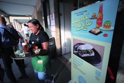 Una cambrera servint unes tapes i pintxos de la Ganxet Pintxo 2025 a Reus.