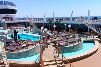 Imatge de la zona exteripr de piscines de l'MSC Splendida