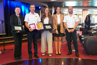 El acto inaugural ha incluido el tradicional intercambio de metopas con el capitán del barco, Francesco Iacono.