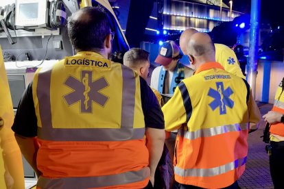 Personal del SEM atén un ferit de l'atropellament a la vora del RCDE Stadium