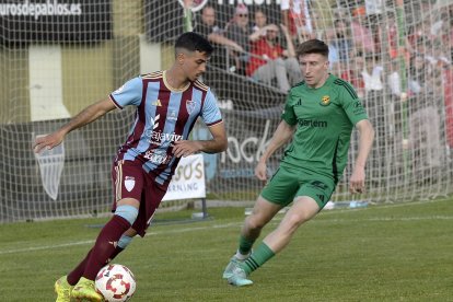 Pol Domingo defensant un jugador de la Segoviana.