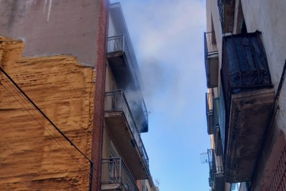 Imatge de la façana del bloc de pisos afectat.