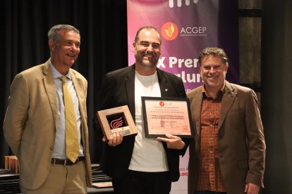 El regidor de Salut i Esports, Enrique Martín rep els premis.