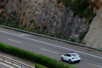 Un cotxe circula pel punt d l'AP-7 a l'altura del terme municipal de Masdenverge on ha tingut lloc l'accident mortal.