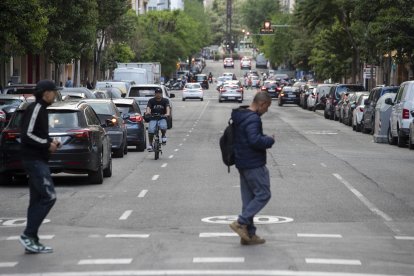 L'avinguda Prat de la Riba té actualment tres carrils de circulació per a vehicles.
