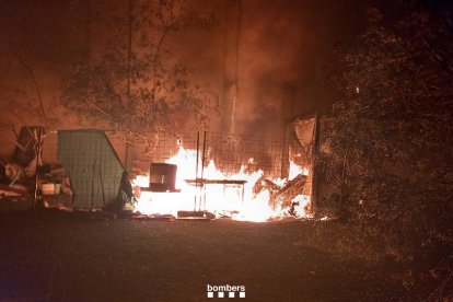 Incendi al solar de l'antic Hostal del Sol.