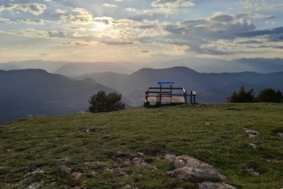 Prop del refugi es troba el Mirador de l'Arp, que permet gaudir de postes de sol amb el Pirineu català de fons.