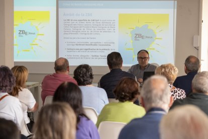 Sessió informativa sobre la ZBE al Centre Cívic Mestral on es veu l’inspector en cap de la Guàrdia Urbana, Pedro Muñoz.
