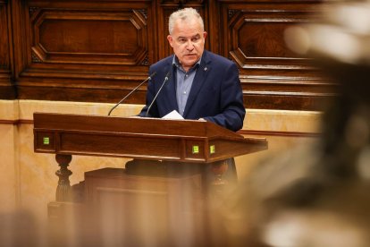 El diputat Jordi Bertran lamenta la manca de coordinació horària entre els trens que arriben a aquesta estació i els autobusos al Parlament.