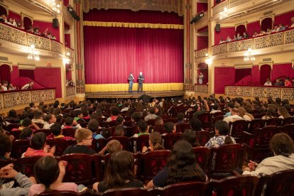 L’instant previ a la representació de l’òpera, que va comptar amb la participació d’un cor conformat pels alumnes.