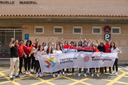 La plantilla del CV Sant Pere i Sant Pau amb el regidor d’Esports Mario Soler i l’alcalde Rubén Viñuales, ahir, abans de la sortida cap a Manacor.
