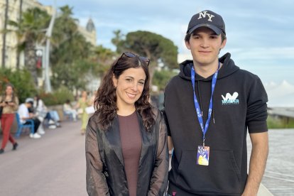 La cineasta Gala Hernández López, directora del curtmetratge documental '+10k', i Pol Gascó, el protagonista, en una entrevista amb l'ACN.