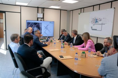 Reunió entre càrrecs de l'empresa paperera Saica a l'Aldea i el conseller d'Empresa i Treball Miquel Sàmper