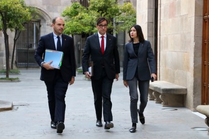 Imatge d'arxiu del president del Govern, Salvador Illa, amb el conseller Albert Dalmau i la consellera Núria Parlon, al Palau de la Generalitat