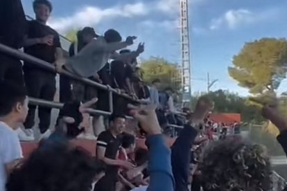 Imatge dels enfrontaments entre aficionats a la grada.
