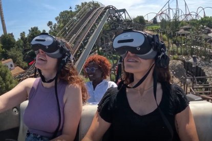 Visitants gaudint de la nova experiència 'El Diablo Neo' de PortAventura Park.