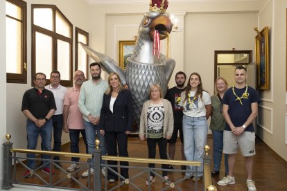 L’alcaldessa, Dolors Farré, amb representants municipals de les entitats de la ciutat, van presentar ahir els actes de la Festa Major.