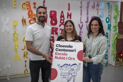 D’esquerra a dreta, Carlos Hugo Velarde, cap d’estudis, Noèlia Moliner, directora, i Zulema Ortega, secretària de l’Escola Rubió i Ors.