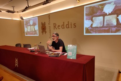 Fotografia de l’historiador Joan Navais durant la conferència a la Fundació Privada Reddis.