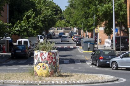Fotografia del carrer de Mas Pellicer, l’eix vertebrador del barri i, també, on es troben els set blocs de pisos en què la Generalitat està actuant per millorar-ne l’eficiència energètica.
