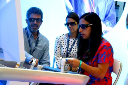 Professionals de la salut proven un simulador de cirurgia bariàtrica robòtica.