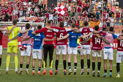 Els jugadors del Nàstic de Tarragona, celebrant, amb l’afició, la darrera victòria aconseguida al Nou Estadi Costa Daurada.