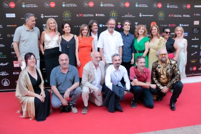L'equip de 'La invasió dels bàrbars' i els directors de FIC-CAT, a la catifa vermella del festival.