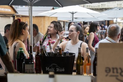 La plaça Corsini va acollir una nova edició de la Fira del Vi, una oportunitat per degustar i conèixer els productes de la DO Tarragona.