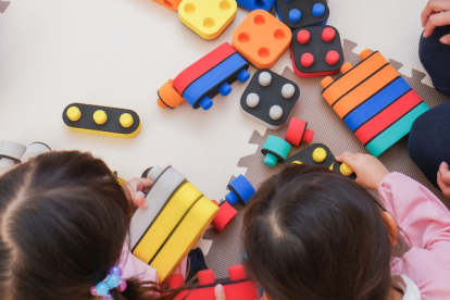 Imatge de diversos nens jugant.