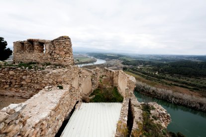 Castell de Miravet sobre el riu Ebre.