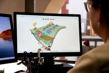 L'alcaldessa de la Bisbal del Penedès, Anna Ferré, oberva una imatge virtual del futur polígon.