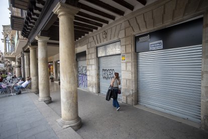 Fotografia de la botiga tancada de Virginias a la plaça del Mercadal.