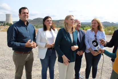 Imatge de l'atenció als mitjans davant la nuclear d'Ascó.