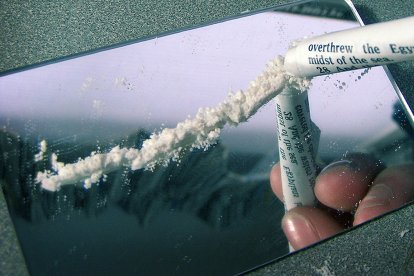 La cocaïna, alcaloide que crea una gran addicció.