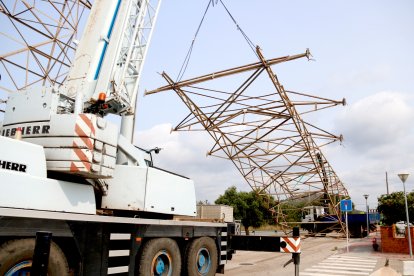 Una grua desmunta una torre d'alta tensió al municipi de Roda de Berà.