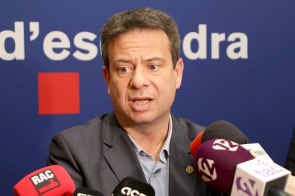 L'alcalde de Cambrils, Oliver Klein, aquest dimecres atenent els mitjans de comunicació.
