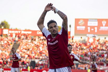 Antoñín Cortés, demanant suport a l’afició durant el duel del dissabte.