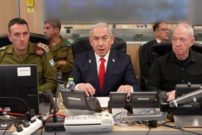 El primer ministre israelià, Benjamin Netanyahu, durant una reunió amb diversos membres de les forces de defensa del país.
